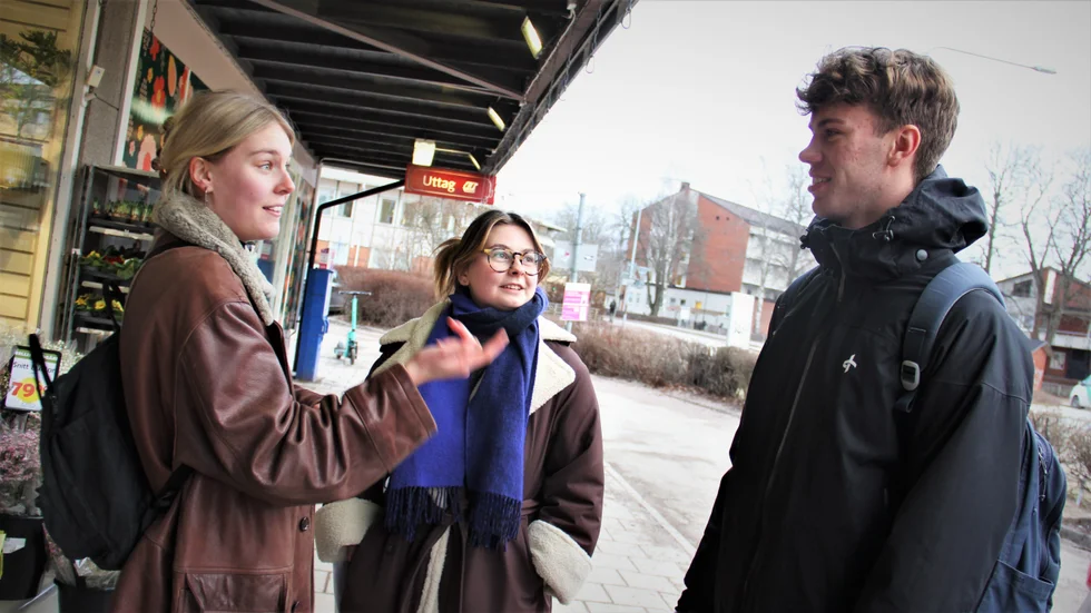 "När någon hittar nåt som är billigt blir man jätteglad och tipsar alla andra", säger Ella Modin (i mitten) som här står med kursarna Ebba Lindgren och Carl Dennerhed