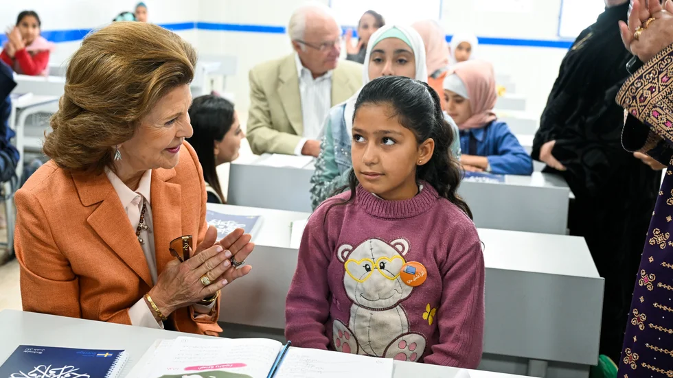 Svenskt bistånd har gjort skillnad i bland annat Jordanien. Här syns drottning Silvia under ett besök i en skola i flyktinglägret Zaatari 17 november 2022.