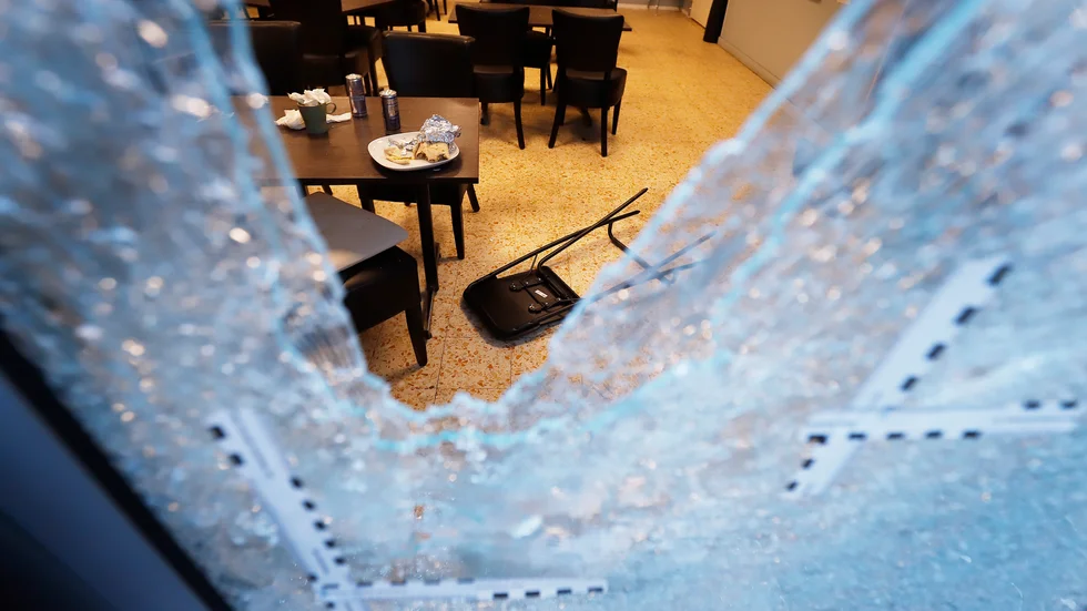 Av bilder från pizzerian att döma satt gäster och åt när skjutningen inträffade vid 20.45-tiden. En halväten kebabrulle och flera välta stolar vittnar om visst tumult.