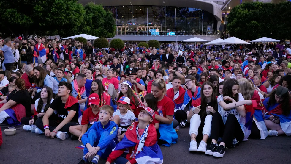 Tusentals besökare följde herrfinalen mellan Stefanos Tsitsipas och Novak Djokovic utanför arenan på Australian Opens område i söndags.