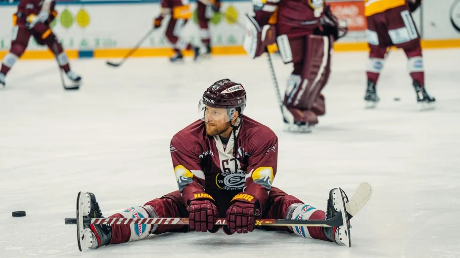 Denna säsong har det blivit 12 mål och 28 assist för Linus Omark, som har tagit Genéve till toppen av NL.