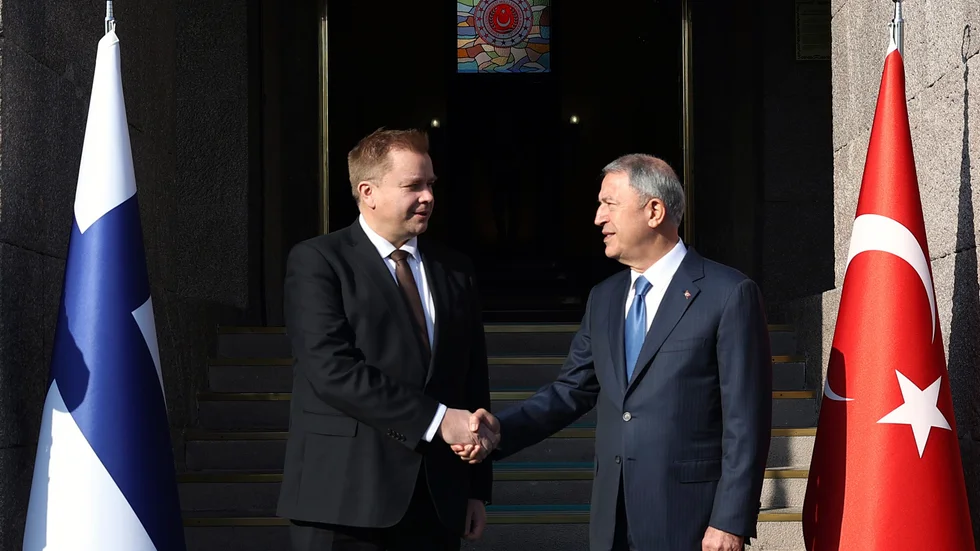 Finlands dåvarande försvarsminister Antti Kaikkonen skakar hand med Turkiets Hulusi Akar vid välkomstceremnin i Ankara den 8 december. Arkivbild.