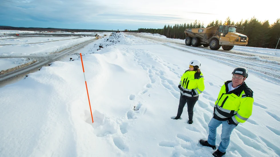 En dumper knuffade en personbil av vägen inne på Stegras område. Bilen välte men ingen person skadades i olyckan enligt Karin Hallstan, presschef (till vänster).