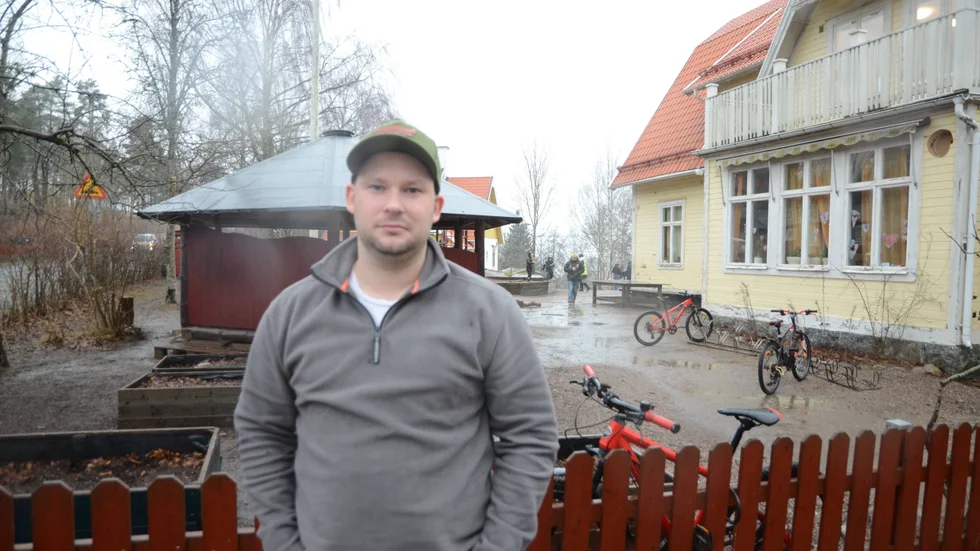 "Skolan klarar inte av att leva upp till vad den lovar och vad som krävs", säger Johan Schwartz, som har två barn på Gnesta Waldorfskola och försökt flytta dem till kommunala skolor.
