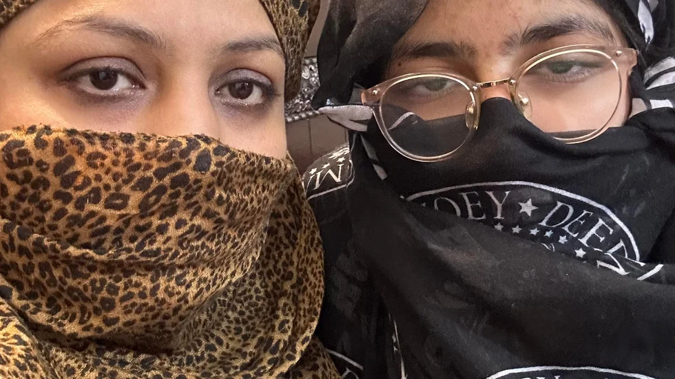 De få gånger Tahira och Duaa går utanför lägenheten tvingas de täcka för munnen för att inte riskera att bli igenkända. "Om de tar Duaa har jag ingen chans. Då får jag aldrig tillbaka henne.", säger hon.