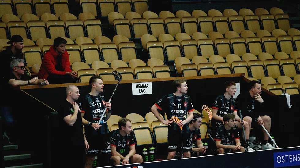 Solfjäderstadens bänk i matchen mot Bergs IK. Tränaren Fredrik Ählström berättade att det saknades en hel del killar på grund av sjukdom.