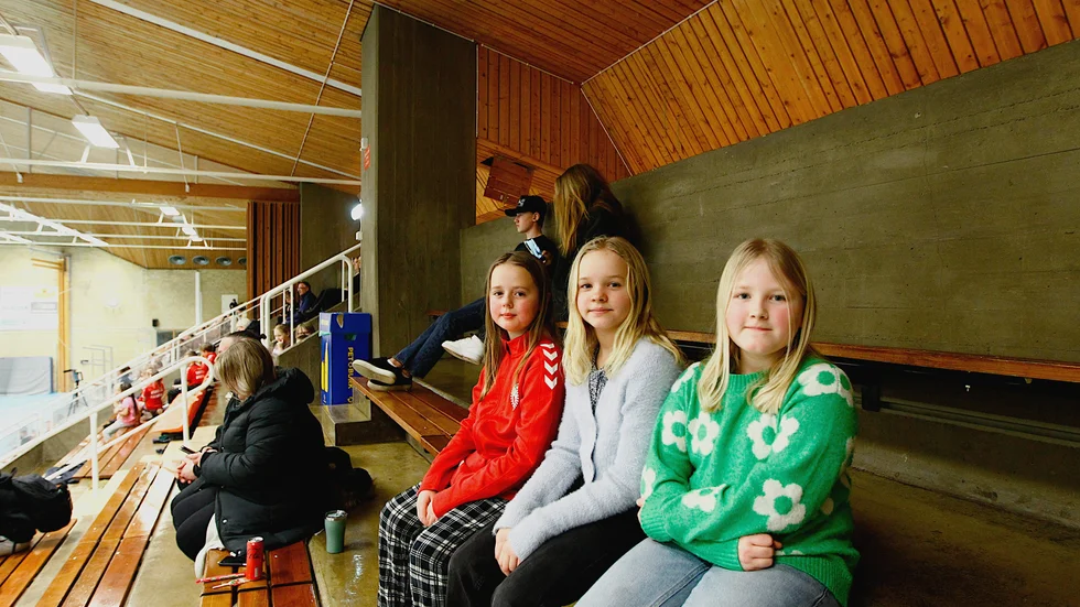 Tjejerna Lina Scherling. Alma Ragneby och Linnea Engholm något mer i efternamn spelar alla tre handboll. Om de får drömma så hoppas de på att de blir handbollsproffs när de blir vuxna. 