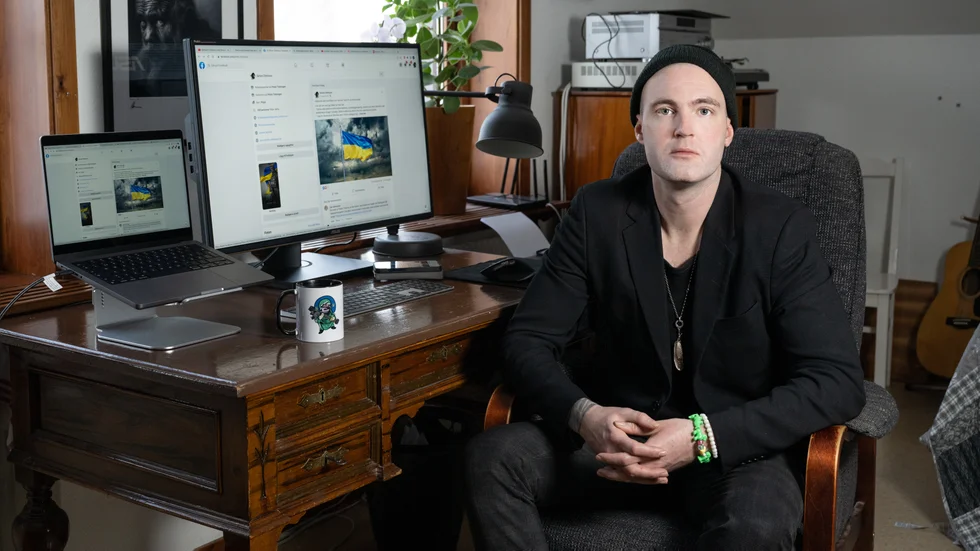 Simon Olofsson informerar om Ukrainakriget på Facebook och för en kamp mot rysk propaganda på nätet. Tillsammans med andra engagerade har han också skänkt pengar och förnödenheter till krigets offer. "Nu är jag tillbaka från min senaste avstängning på en månad", säger han.