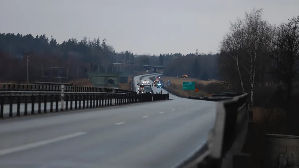 Mannen körde lastbil på E 20 men hade glömt (?) såväl bilbälte som glasögon och körkort.