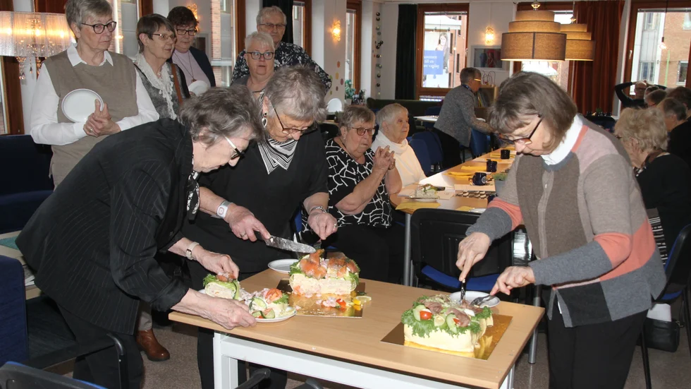 Smakliga smörgåstårtor serverades på Reumatikerföreningens årsmöte.
