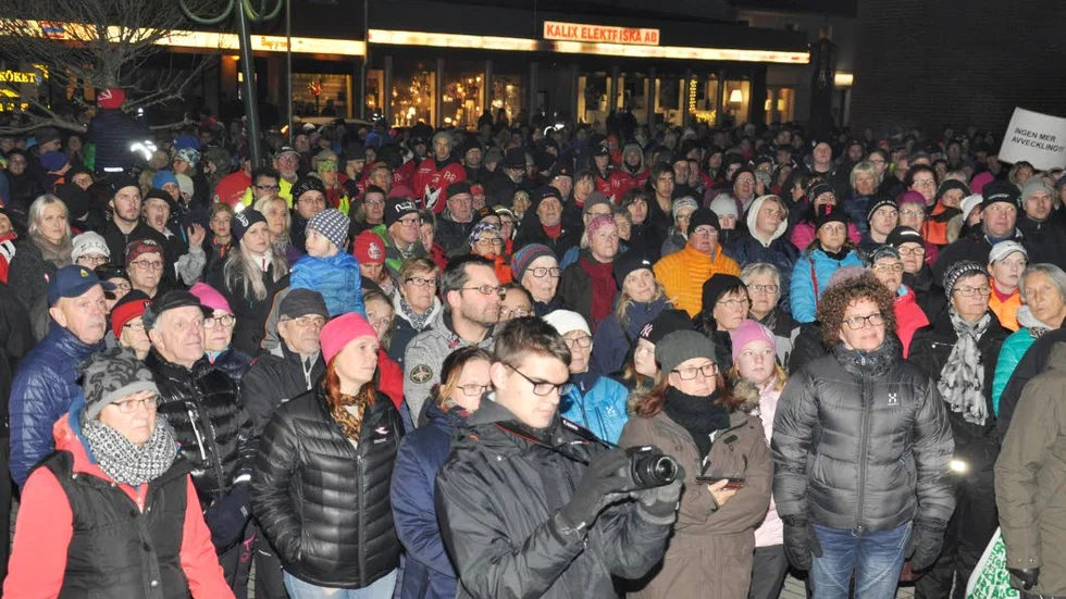 BERÖR. Det är ingen tvekan om att befolkningen i östra Norrbotten kommer ta strid för sjukhuset. Trots minmal annonsering och med kort varsel mötte flera tusen personer upp.