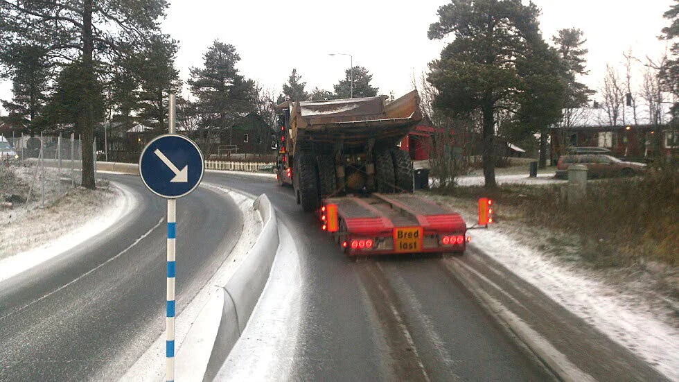 TRÅNGT. Betongplintarna gör att lastbilarna måste ta ut kurvan och kör på gångbanan. "De ska inte köra där, de kan ta en annan väg", säger Per-Gustav Idivuoma, ordförande i miljö- och byggnämnden.