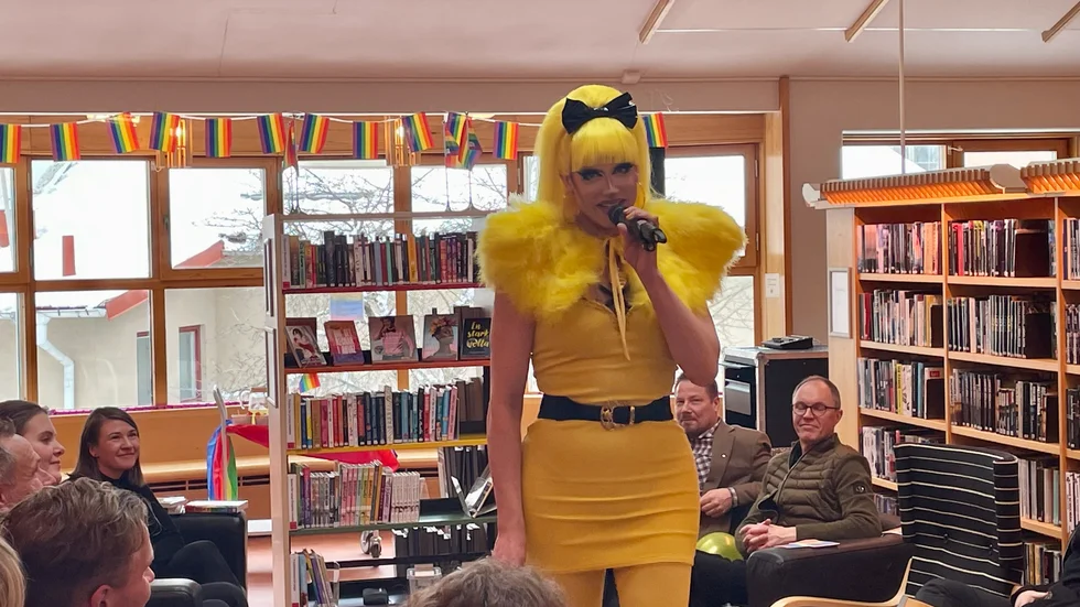 Misty Bubble stod för humor och glamour under invigningen av bibliotekets nya regnbågshylla. 