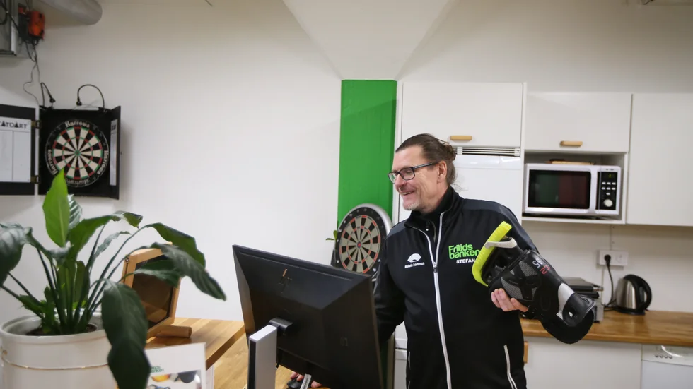 Här tar Stefan Svärd emot ett par skridskor som en kund lånat till sonen. Dock var skridskorna lite för små och kunden lånade ett par nya i en större storlek.