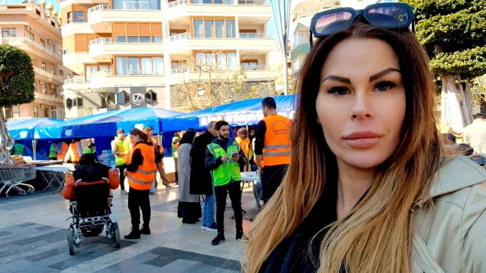 Johanna Vallberg bor i Alanya och är ordförande i Svenska kultur- och vänskapsföreningen i Turkiet. Nu är hennes uppdrag att säkerställa att material från Sverige når de drabbade.
