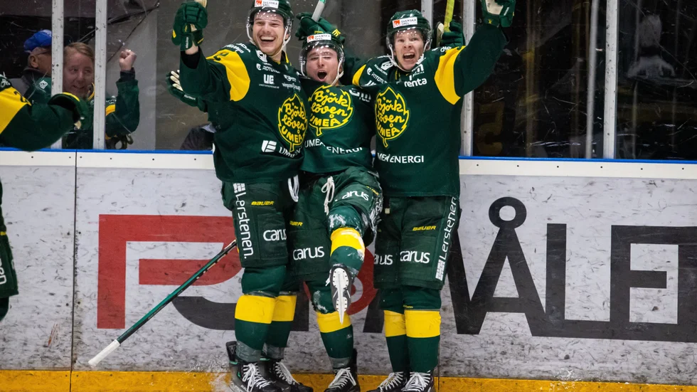 Björklövens Scott Pooley, Nicholas Schilkey och Kim Johansson jublar efter seger mot Modo.