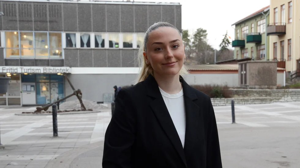 Emina Mandal, 18, driver sitt företag ensam samtidigt som hon går i skolan: "Det här är min dröm och jag kommer inte att ge upp oavsett vad någon säger." Den 18 mars tävlar hon på UF-mässan i Nyköping.
