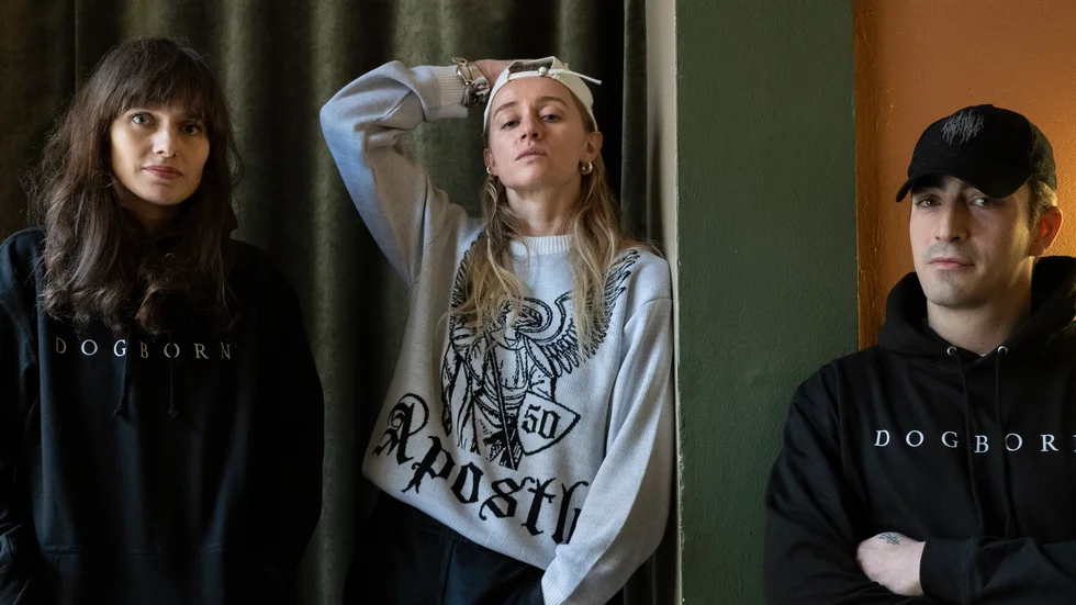 Regissören Isabella Carbonell tillsammans med skådespelarna Silvana Imam och Philip Oros inför premiären på "Dogborn".