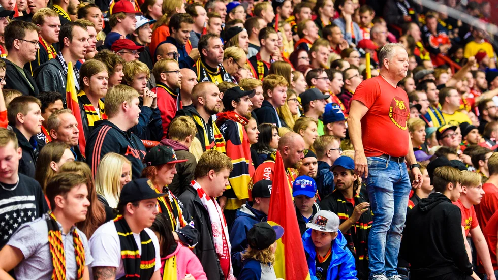 Tryck och strul har gjort att Tapparasupportrar råkat köpa biljetter till Luleås ståläkare inför CHL-finalen.