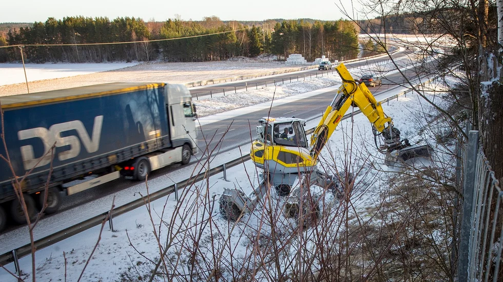 Spindelgrävaren röjer effektivt bort sly i vägrenen.