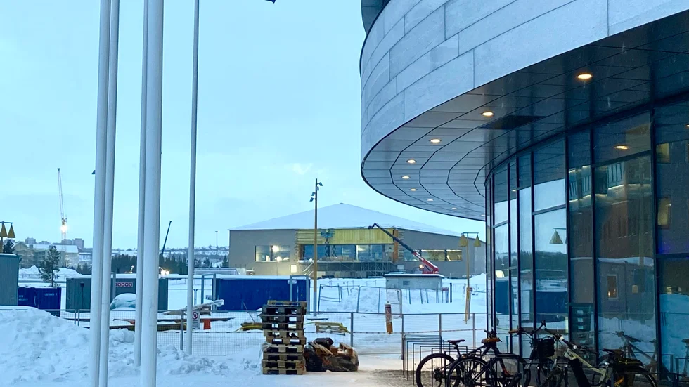 Badhuset som byggs i Kiruna nya centrum ett stenkast från stadshuset Kristallen är nu åter på tapeten. Den här gången handlar det om underentreprenörers redovisade arbetstimmar. Skatteverket och Arbetsmiljöverket är inkopplade.
