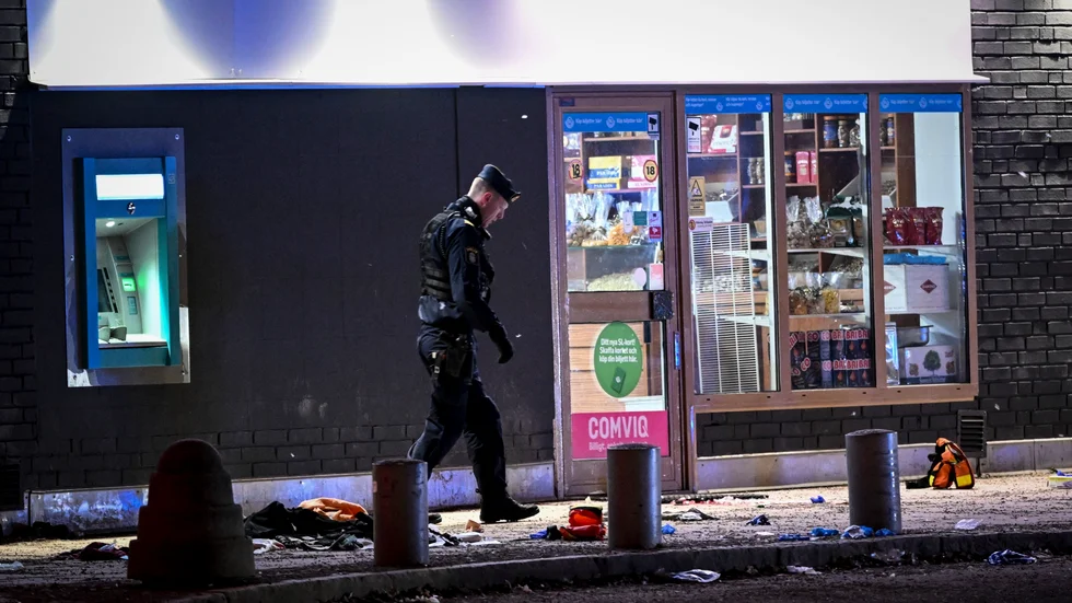 Polis på plats i Fittja centrum efter att flera personer skadats.