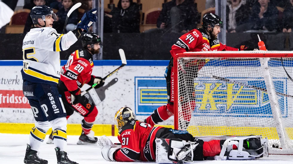230207 HV71s Radan Lenc jublar och Luleås målvakt Matteus Ward deppar efter 2-2 under ishockeymatchen i SHL mellan Luleå och HV71 den 7 februari 2023 i Luleå. 
Foto: Simon Eliasson / BILDBYRÅN / COP 159 / SE0145