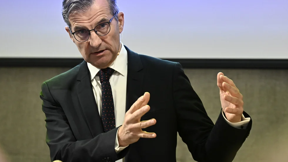 Riksbankschef Erik Thedéen presenterar höjningen av styrräntan på en pressträff den 9 februari.