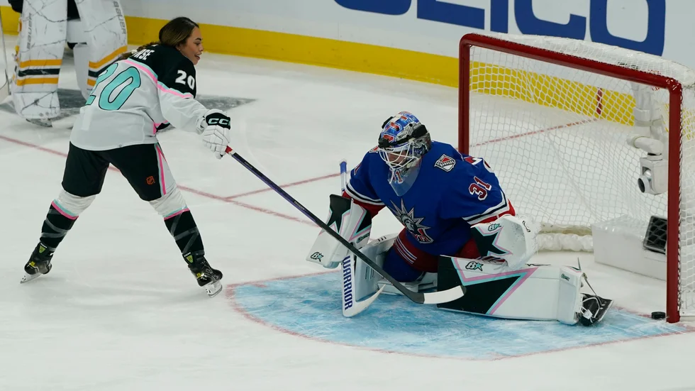 Kanadensiskan Sarah Nurse i samband med sin "Foppa-straff" i anslutning till All Star-helgen i Florida.