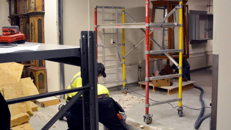 Hela mellanväggen blåstes bort av trycket från gasen. Personal från Landstingsfastigheter jobbade under onsdagen med 
reparationsarbetet och att klarlägga orsaken till explosionen.