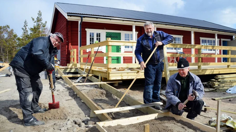 ARBETE. Stig Karlsson, Leif Rönnbäck och Conny Henriksson har varit flitiga hantverkare under renoveringen.