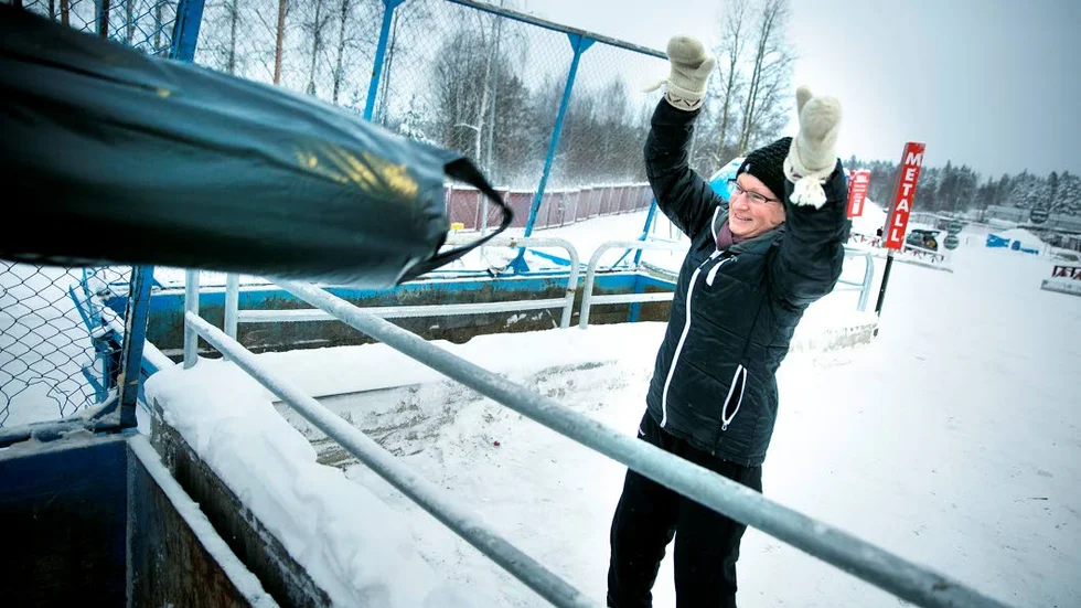 SORTERAR. Lena Eriksson sopsorterar inför julen.