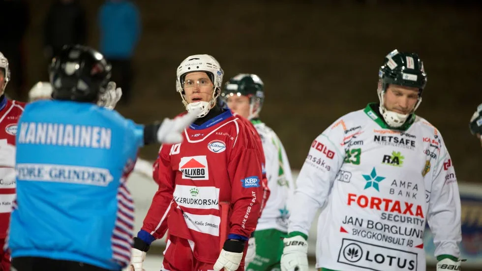 Äntligen. Simon Viklund, Kalix Bandys egen exorcist, tog kål på alla spöken med sina tre mål mot Kungälv.