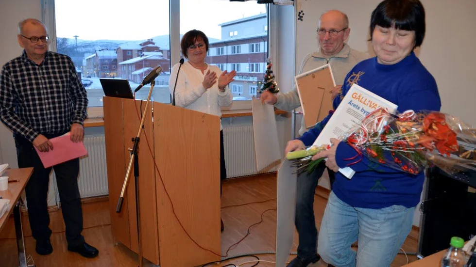 STIPENDIUM. Aimo Wikman fick Gällivares miljöstipendium. Årets byggnad blev Naturum Laponia, Gudrun Kuhmunen tar emot priset av Antero Ijäs och Birgitta Larsson.