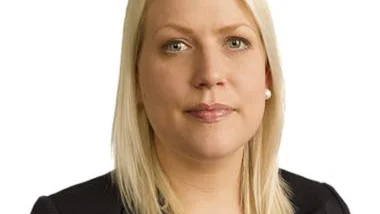BAKGÅRD. "Entrén till stadsradhusen är direkt från trottoaren", säger Veronika Johansson.
