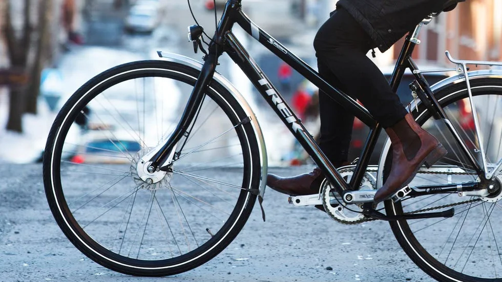 RÅNADES. Kvinnan rånades när hon cyklade i centrala ­Haparanda. Hon kämpar fortfarande med läkningen av en bruten arm och nu får hon skadestånd.