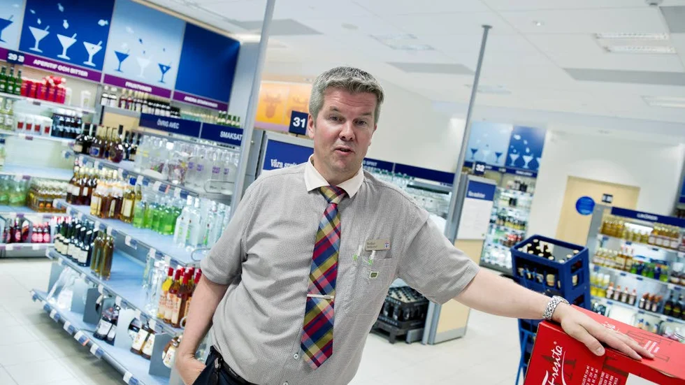 DECEMBERHANDEL. Stefan Keisu är butikschef på Systembolaget på Storheden. Under december handlas det traditionsenligt med bland annat glögg och julöl. Dagarna runt jul och nyår är de kundtätaste under året.
