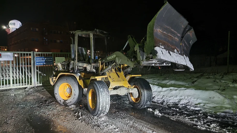 En plogbil började brinna under färd på söndagskvällen.