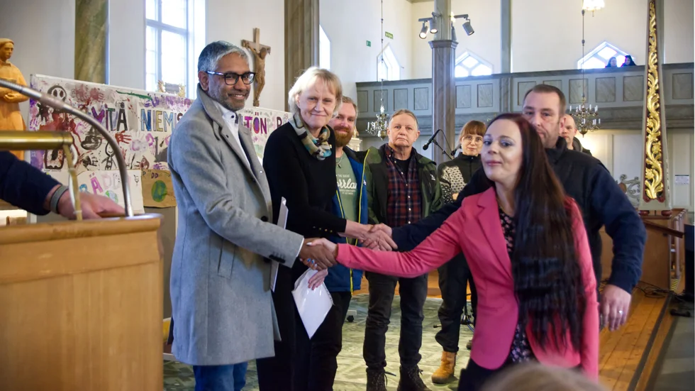 Lotta Aurell och Christer Nordahl lämnade över sina namninsamlingar till politikerna vid protestmötet i Råneå. 