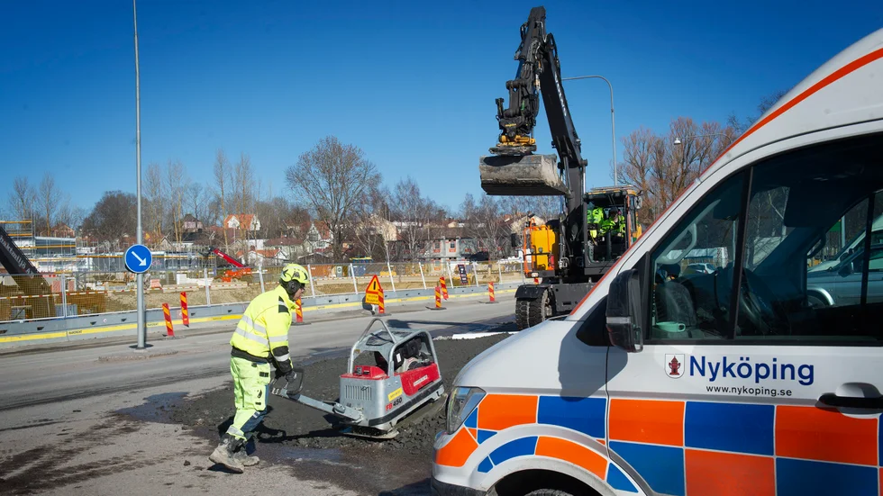 "Det kommer att ta en stund", säger Adam, som jobbar med reparationerna.