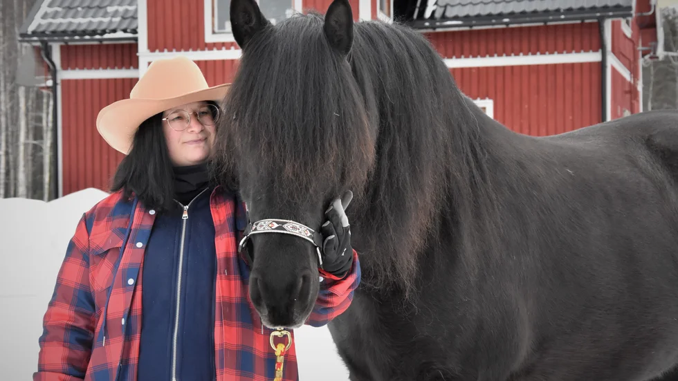”Jag tog mitt pick och pack och så bara åkte jag. Jag bara bestämde att jag skulle flytta och så flyttade jag”, säger Nina-Alina Waara om flytten till släktgården.
