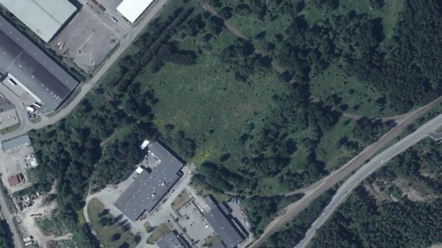 Platsen för den blivande returpunkten Nodra Park: mellan Sjötullsgatan och Lindövägen. Högre materialpriser gör det tre miljoner dyrare för kommunen att förbereda med gator och annat.