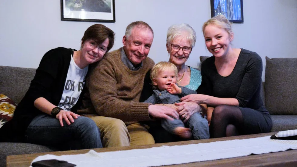 Detta är familjen Frohm, fyra generationer. Från vänster: moster Linn Suhonen-Frohm, Alingsås, morfar Ingemar Wararak, Borlänge, Oliver, gammelfarmor Lucia From, Boden och  mamma Mea Thompson, Göteborg.