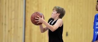 Trots värmeyra – hallen fylld av basketspelare