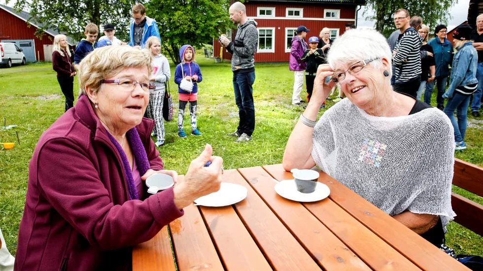 FIKATURNé. Birgit Marklund Andersson och Eva Norlin brukar aldrig missa Ersnäsdagen.