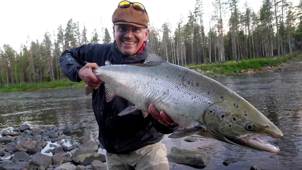 Under de senaste åren har laxfisket blivit allt bättre.
Magnus Berg med en 12 kilo vildmarkssilver. 
Foto; Palle Andersson.