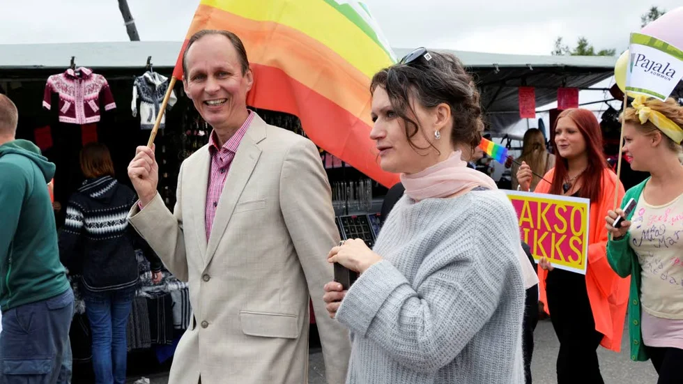 FLAGGAde. Mikael Niemi var en av dem som gick paraden under Tornedalen Pride förra sommaren. Nu får han chansen att vifta med sin flagga i Kiruna.