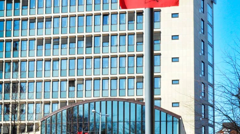 BSTL-flagga vid Stadshuset. BSTL betyder Bucklan ska till Luleå.