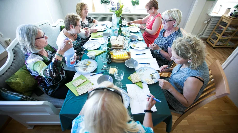 30-årsjubileeum. Korpilombolos surströmmingsexperter tog sig an årets test. Anita Hannu, Eva Larsson Hieta, Ann-Christin Johansson, Lena Wennberg, Maria Rantatalo Ginna Tiensuu och Inger Hieta.  Siv Niva och Stina Hieta hade inte möjlighet att komma.