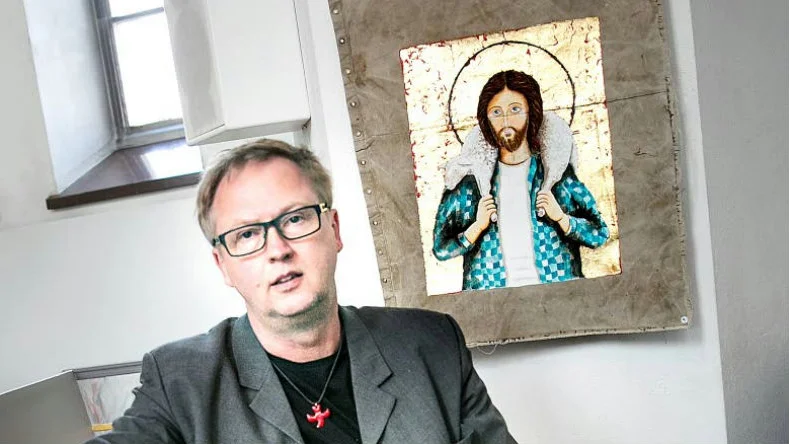 Flanell. Domprosten Mats Hermans-     son med ”Greider-Jesus” på väggen. Jesus i flanellskorta.